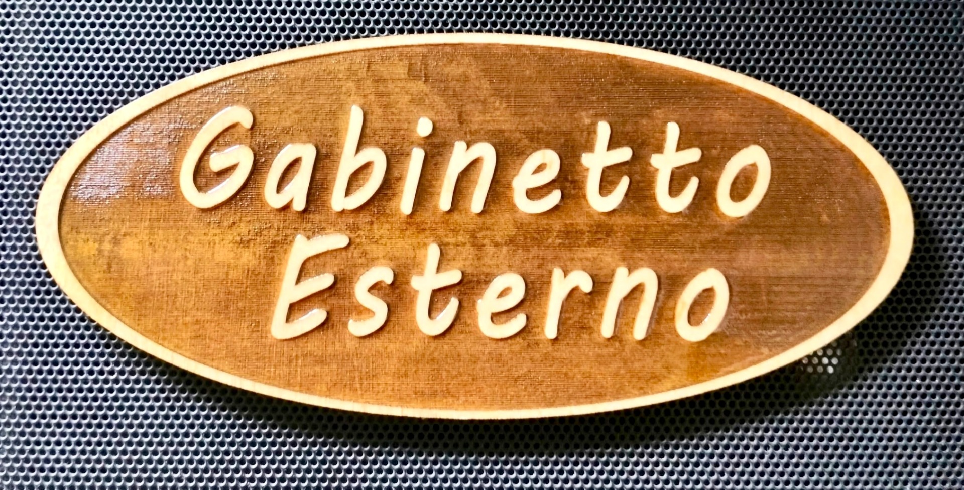 Persoonallinen ulkohuussin kyltti.