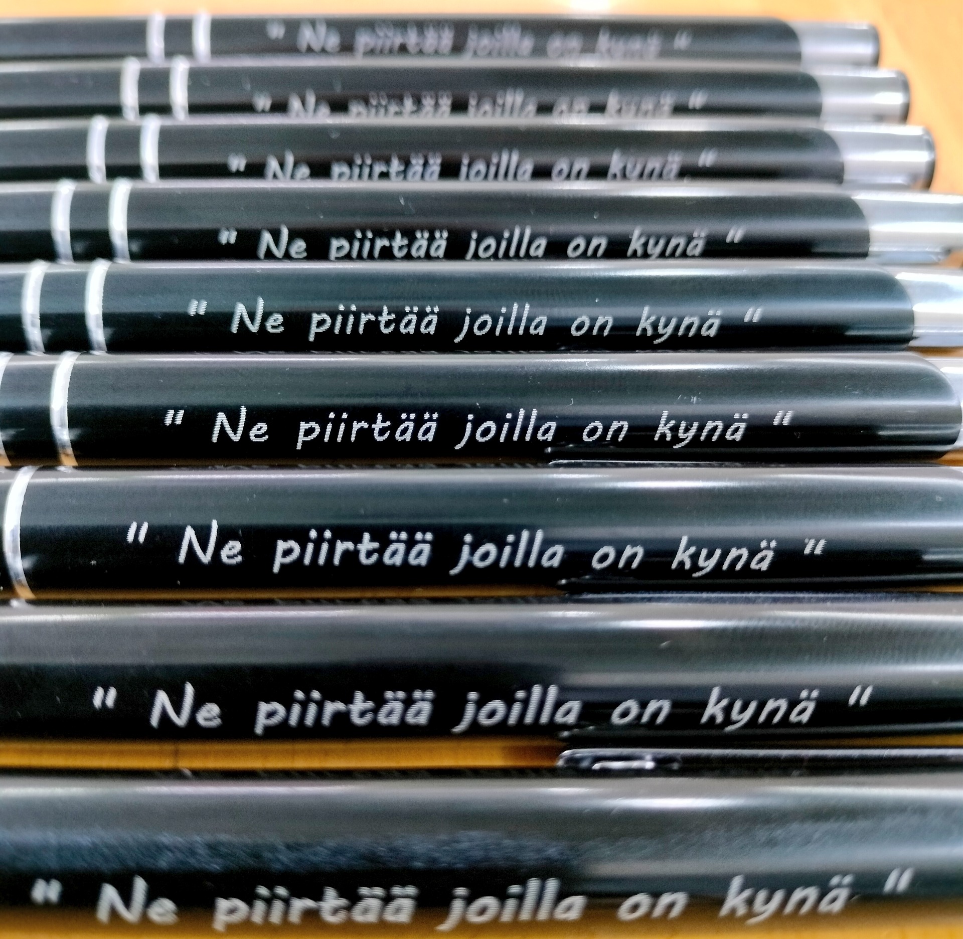 Luonnollisesti ne piirtää joilla on kynä. Kuitulaserilla merkinnät kyniin.