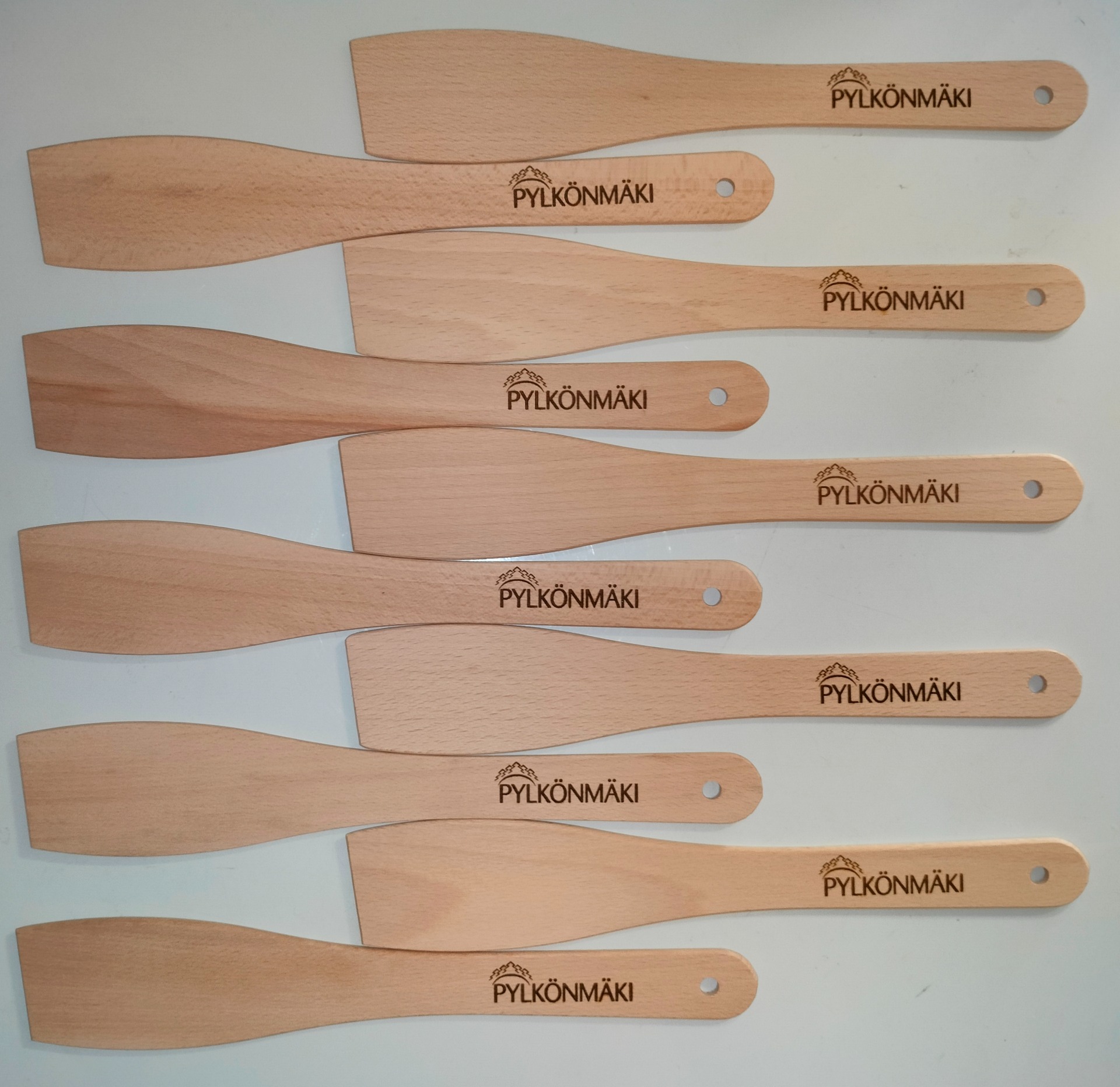 Paistinlastat laserkaiverruksilla.